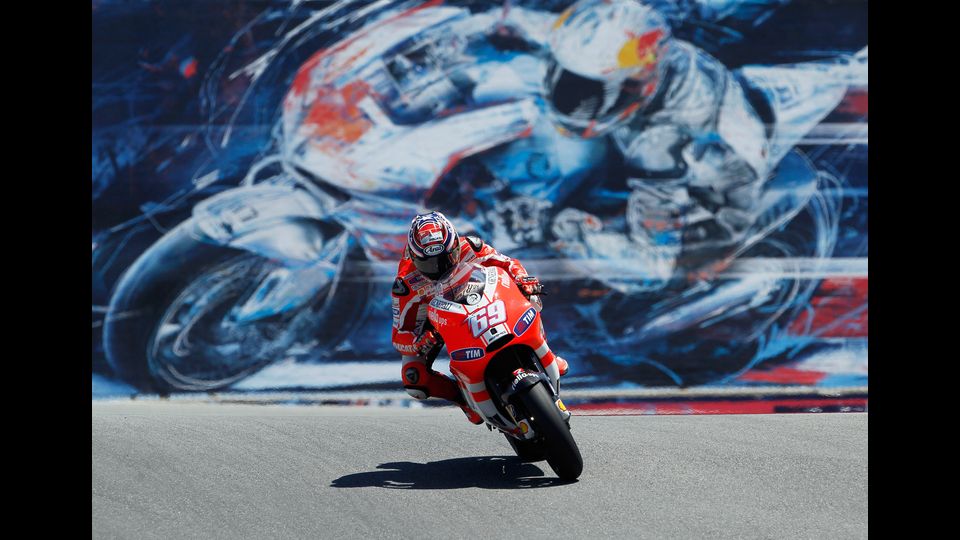 Nicky Hayden sulla Ducati durante la qualifica per il Gran Premio degli Stati Uniti a Laguna Seca il 23 luglio 2011 (Afp)