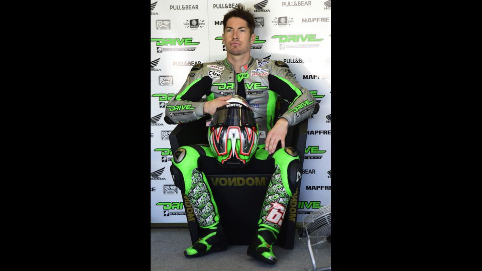 Nicky Hayden, aspetta nei box durante la quarta sessione di prove libere del MotoGP del Gran Premio di Spagna a Jerez di Jerez de la Frontera il 3 maggio 2014 (Afp)