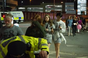 Le prime immagini dei soccorsi agli scampati all'attentato della Manchester Arena dove si stava concludendo il concerto di Ariana Grande&nbsp;