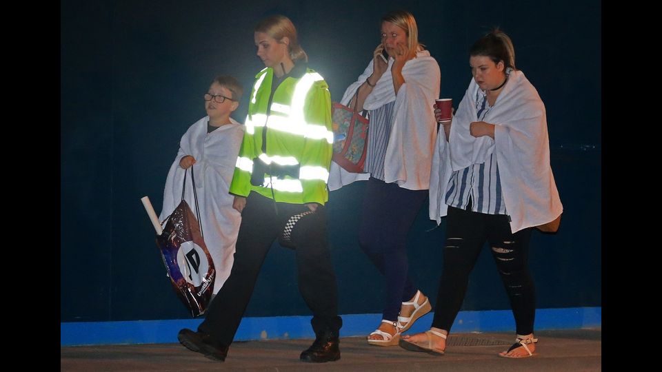 Le prime immagini dei soccorsi agli scampati all'attentato della Manchester Arena dove si stava concludendo il concerto di Ariana Grande&nbsp;