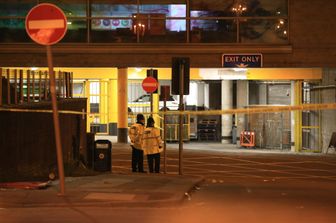 Le prime immagini dei soccorsi agli scampati all'attentato della Manchester Arena dove si stava concludendo il concerto di Ariana Grande&nbsp;