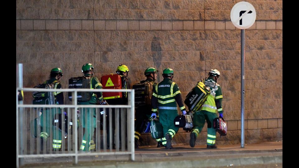 Le prime immagini dei soccorsi agli scampati all'attentato della Manchester Arena dove si stava concludendo il concerto di Ariana Grande&nbsp;
