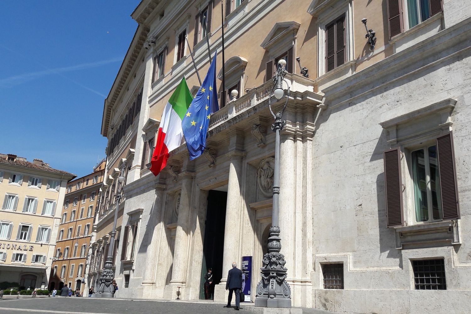 Montecitorio bandiere mezz'asta, solidariet&agrave; con le vittime dell'attentato di Manchester