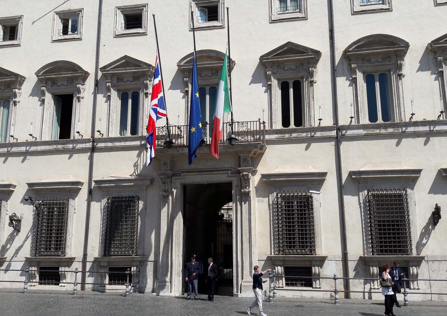 La bandiera della Gran Bretagna a mezz'asta è stata esposta sulla facciata di Palazzo Chigi accanto al Tricolore e alla bandiera dell'Unione europea. Il governo italiano testimonia anche così la solidarietà per l'attentato di Manchester.