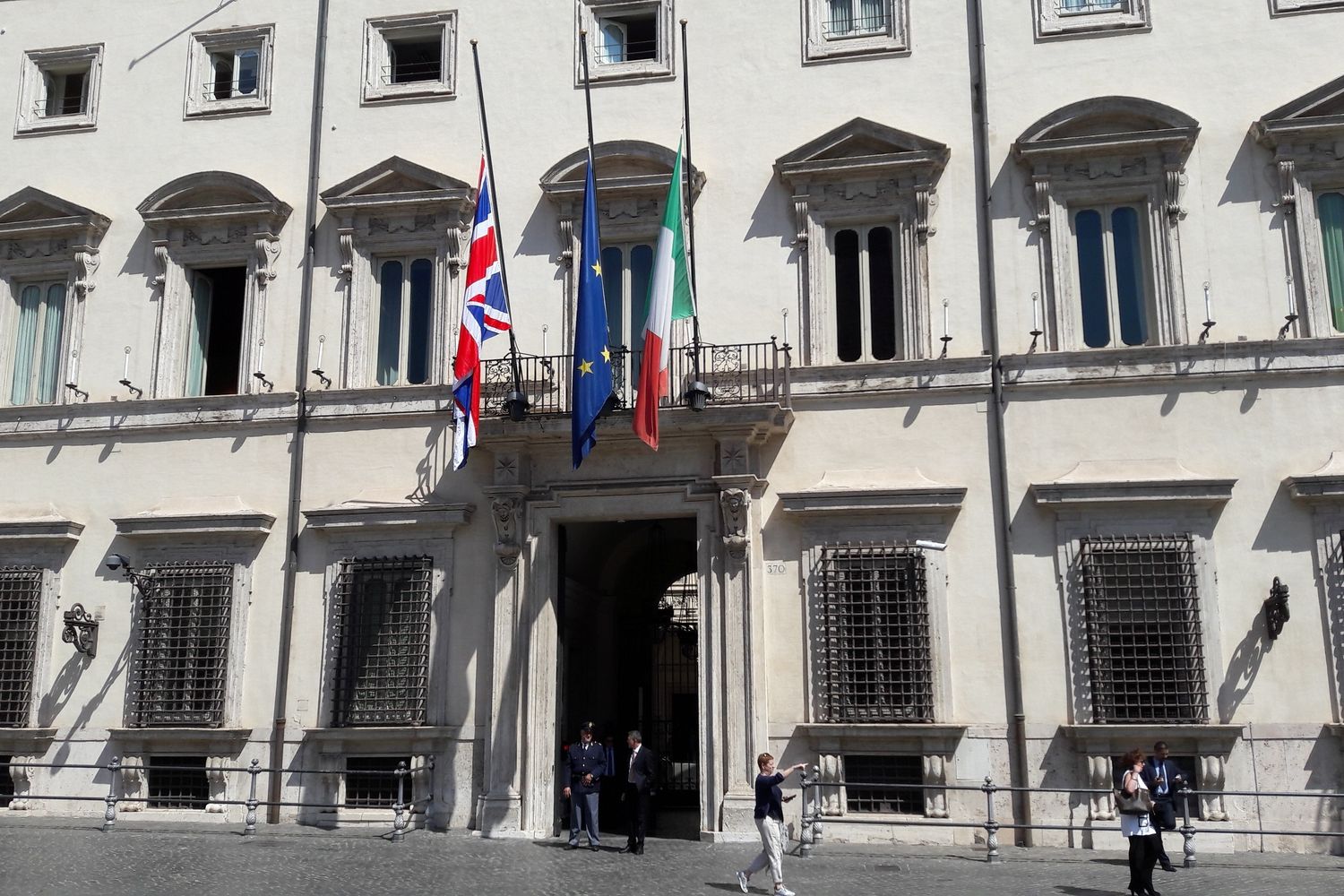 La bandiera della Gran Bretagna a mezz'asta è stata esposta sulla facciata di Palazzo Chigi accanto al Tricolore e alla bandiera dell'Unione europea. Il governo italiano testimonia anche così la solidarietà per l'attentato di Manchester.