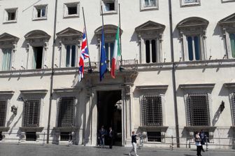 La bandiera della Gran Bretagna a mezz'asta è stata esposta sulla facciata di Palazzo Chigi accanto al Tricolore e alla bandiera dell'Unione europea. Il governo italiano testimonia anche così la solidarietà per l'attentato di Manchester.