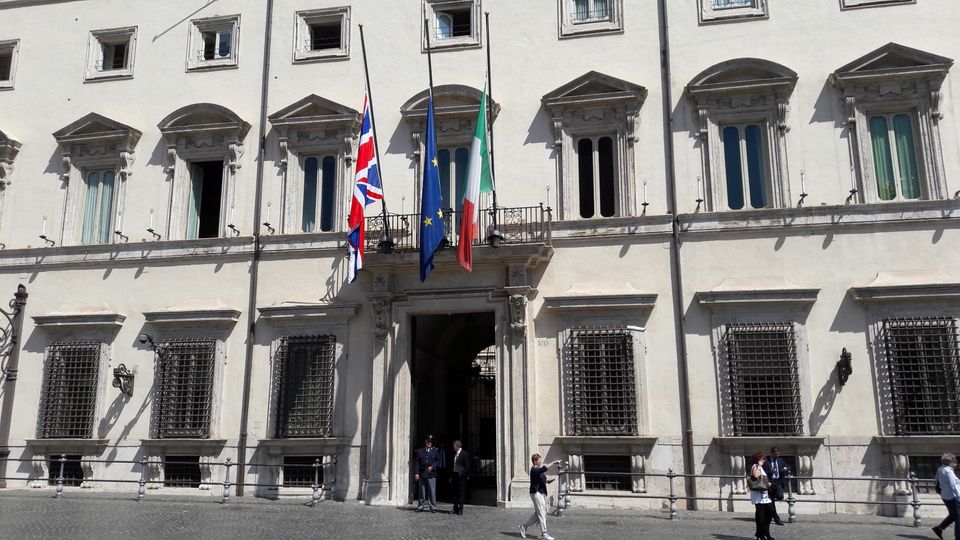 La bandiera della Gran Bretagna a mezz'asta &egrave; stata esposta sulla facciata di Palazzo Chigi accanto al Tricolore e alla bandiera dell'Unione europea. Il governo italiano testimonia anche cos&igrave; la solidariet&agrave; per l'attentato di Manchester.
