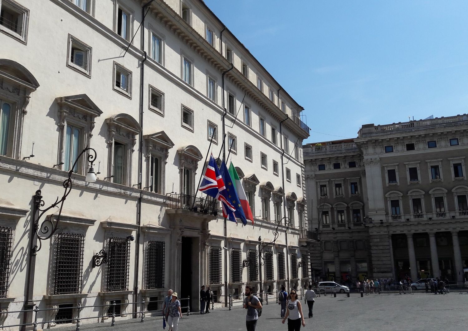 La bandiera della Gran Bretagna a mezz'asta &egrave; stata esposta sulla facciata di Palazzo Chigi accanto al Tricolore e alla bandiera dell'Unione europea. Il governo italiano testimonia anche cos&igrave; la solidariet&agrave; per l'attentato di Manchester.