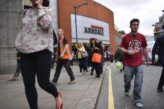 Evacuazione dell'Arndale Center, centro commerciale, a seguito di un avviso di sicurezza il giorno dopo un attacco terroristico mortale al Manchester Arena&nbsp;