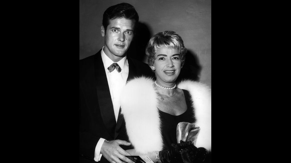 Roger Moore con la seconda moglie Dorothy Squires dalla quale divorzi&ograve; nel 1969 per sposare l'italiana Luisa Mattioli (Afp)