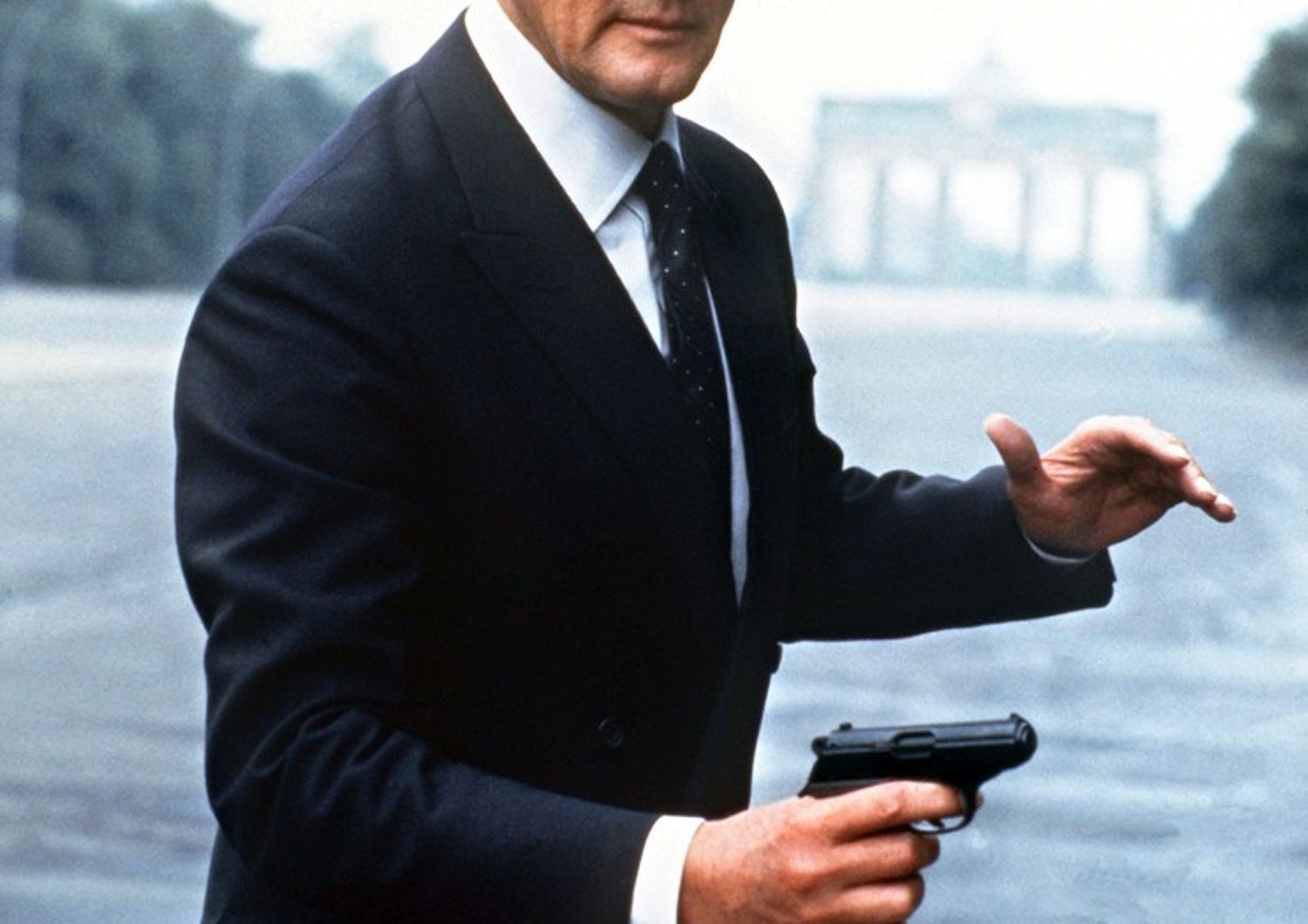 &nbsp;Roger Moore nei panni di James Bond in una scena del film &quot;Octopussy&quot;, 1983 (Afp)