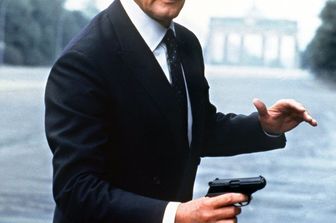 &nbsp;Roger Moore nei panni di James Bond in una scena del film &quot;Octopussy&quot;, 1983 (Afp)