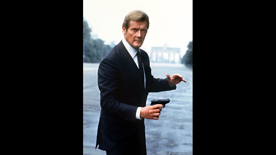 &nbsp;Roger Moore nei panni di James Bond in una scena del film &quot;Octopussy&quot;, 1983 (Afp)