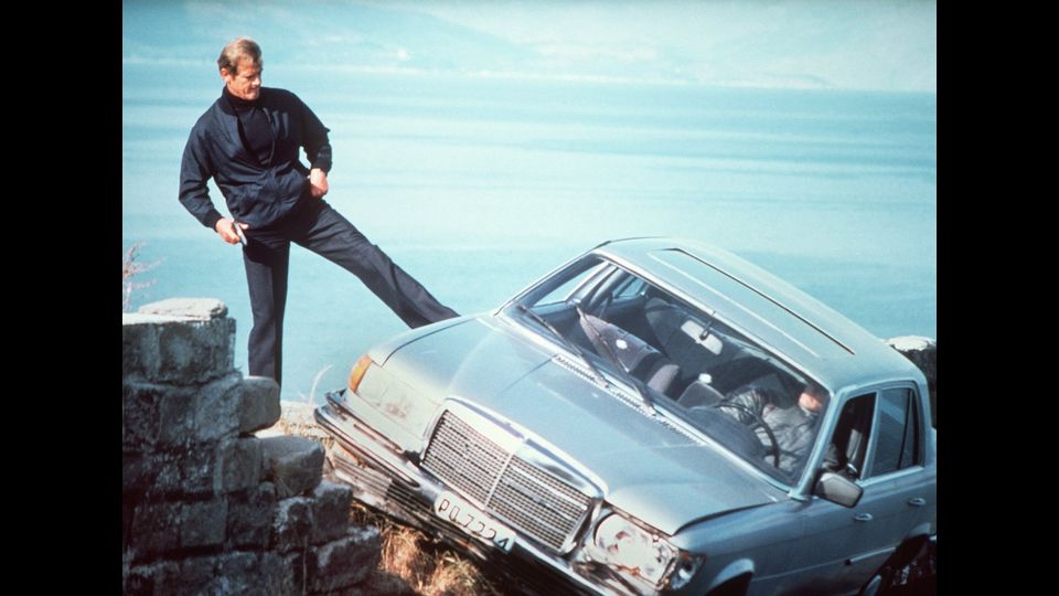 &nbsp;Roger Moore nei panni di James Bond in una scena del film &quot;For Your Eyes Only&quot;, 1980 (Afp)