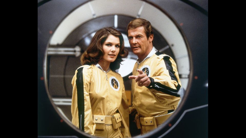 Roger Moore &nbsp;e Lois Chiles nel film &quot;Agente 007 -Moonraker - Operazione spazio&quot; del&nbsp;1979 (Afp)