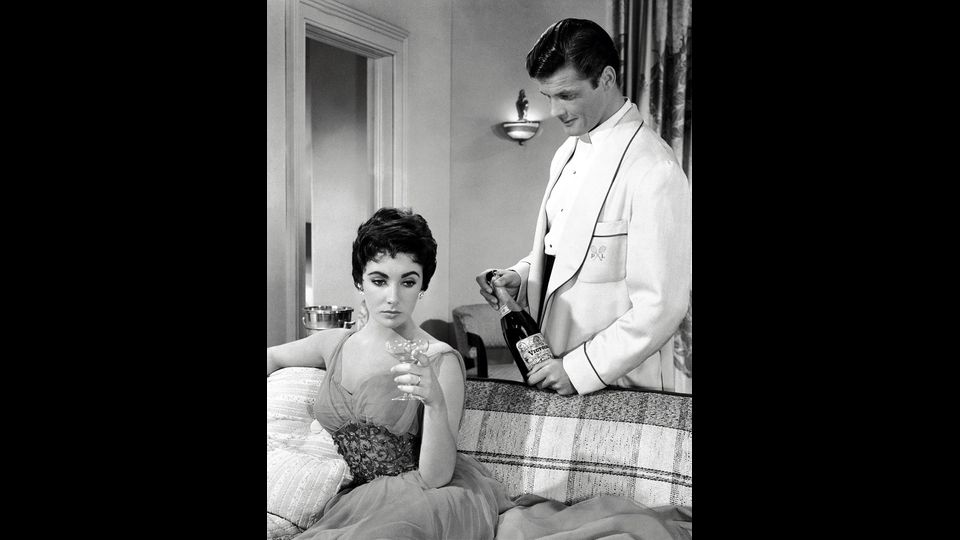 Elizabeth Taylor e Roger Moore in una scena del film &quot; The last time I saw Paris&quot;, 1954