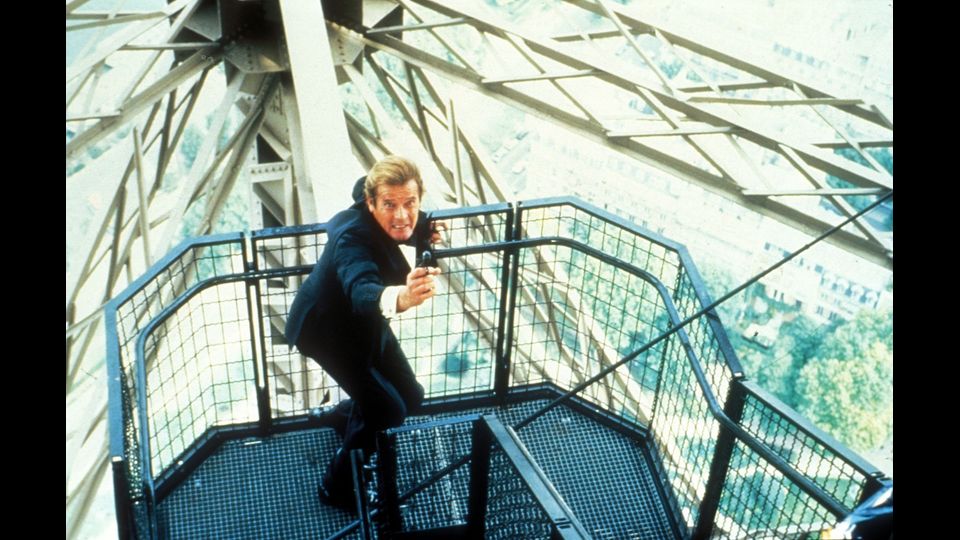 Roger Moore in una scena del film &quot; A View to a Kill&quot;, 1985&quot; (Afp)