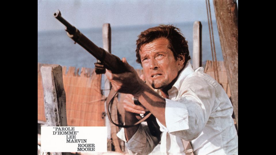 &nbsp;Roger Moore in una scena del film &quot;Shout at the Devil&quot;, 1976 (Afp)