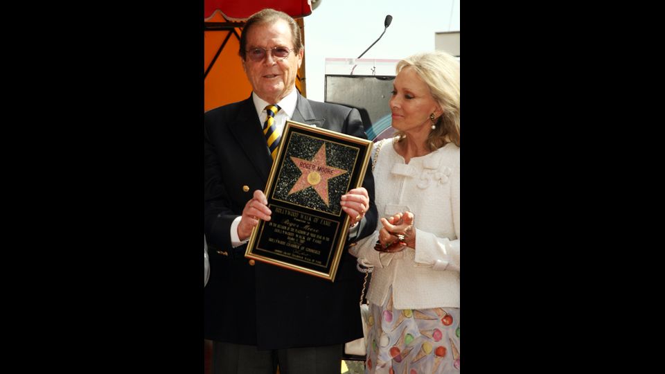 Roger Moore accompagnato dalla quarta moglie Christina Tholstrup, riceve una stella sulla Hollywood Walk of Fame, l'11 ottobre 2007 a Hollywood (Afp)