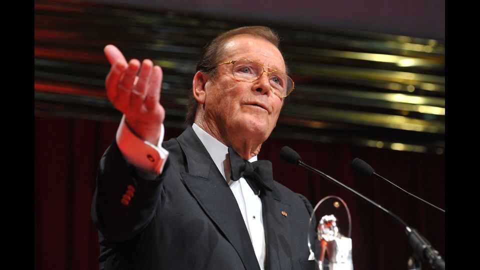 &nbsp;Roger Moore durante la cerimonia di premiazione del DIVA Awards 2010 a Monaco di Baviera (Afp)