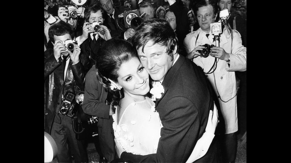 &nbsp;Roger Moore e l'attrice italiana Luisa Mattioli dopo il loro matrimonio celebrato il 10 April 1969 (Afp)