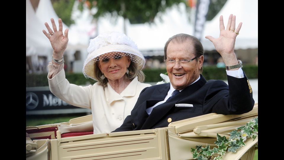 &nbsp;Roger Moore con la quarta moglie Kristina Tholstrup arrivano all'apertura del Salone Internazionale CHIO a Acquisgrana, Germania, il 25 giugno 2013 (Afp)