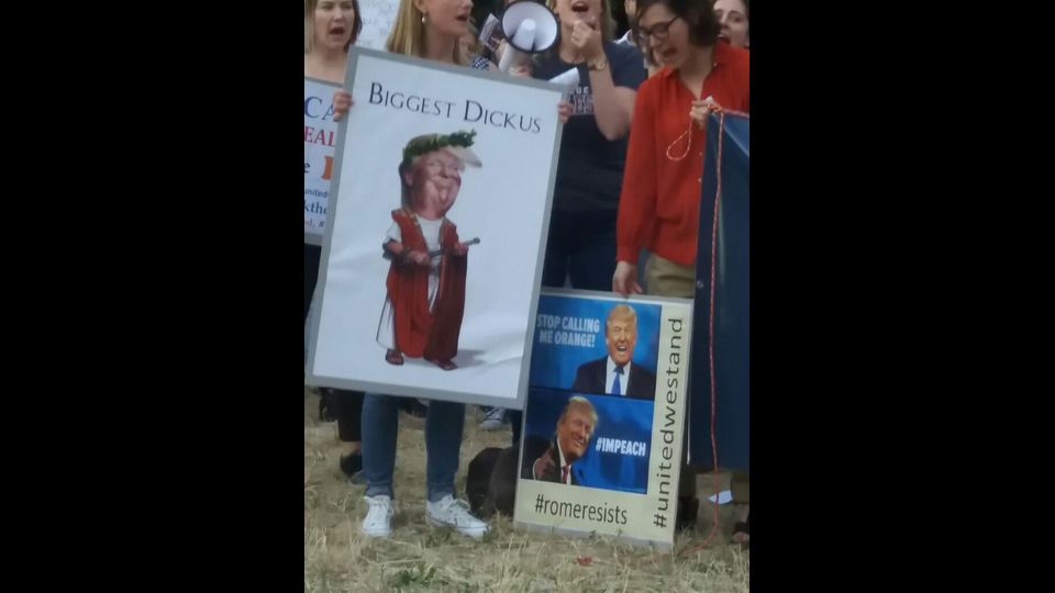 &nbsp;I dimostranti si sono riuniti a piazza Bologna poco dopo che il convoglio del presidente Usa era entrato a Villa Taverna, residenza dell'ambasciatore americano.