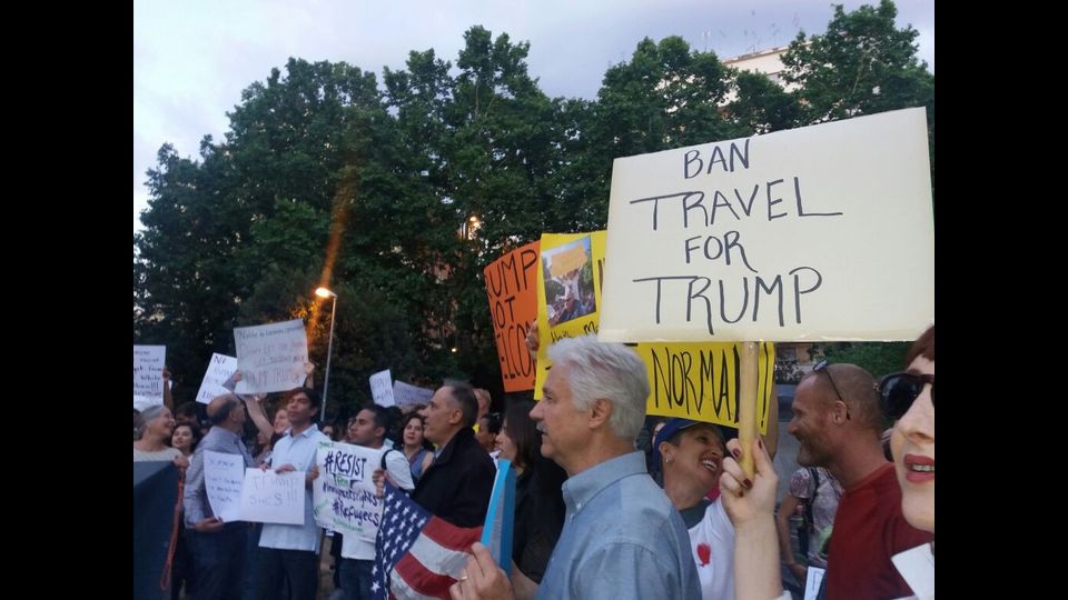 &nbsp;Un centinaio di americani hanno protestato a Roma contro Donald Trump nella serata del suo arrivo nella Capitale.