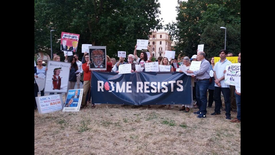 Due gli slogan scanditi in piazza: &quot;Love no hate made America great&quot; (l'amore non l'odio ha fatto grande l'America) e &quot;More healthcare no warfare&quot; (pi&ugrave; sanit&agrave; meno guerriglia). Contestate le politiche di Trump &quot;dalle restrizioni all'immigrazione all'escalation guerrafondaia&quot;.