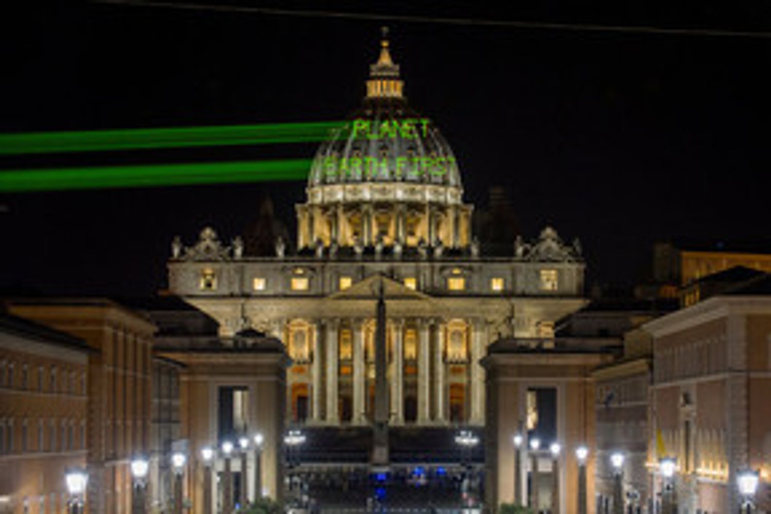 &nbsp;Il messaggio di Greenpeace sulla cupola di San Pietro