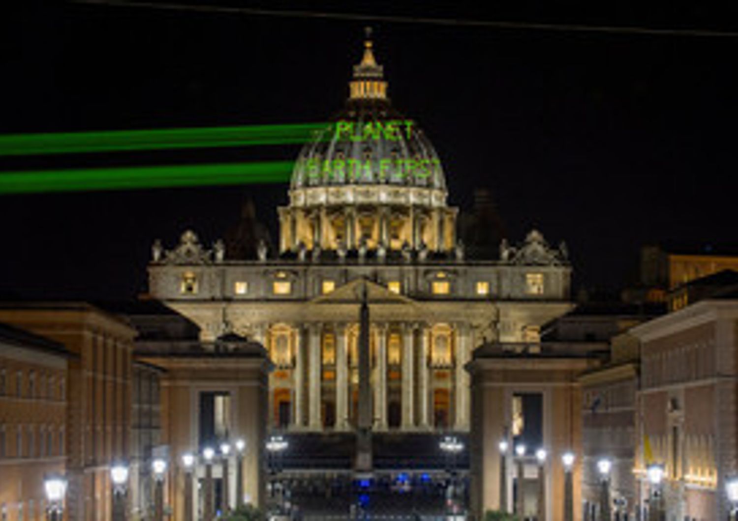 &nbsp;Il messaggio di Greenpeace sulla cupola di San Pietro
