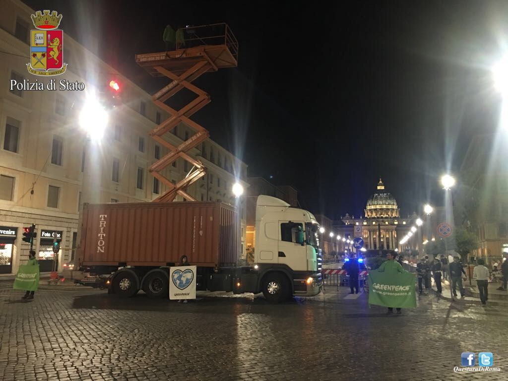 Trump a Roma, manifestazione estemporanea di attivisti di Greenpeace