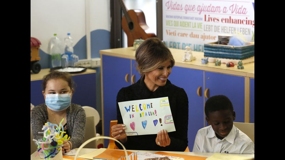 Melania Trump con i giovani pazienti durante una visita all'ospedale pediatrico Bambin Ges&ugrave; a Roma &nbsp;
