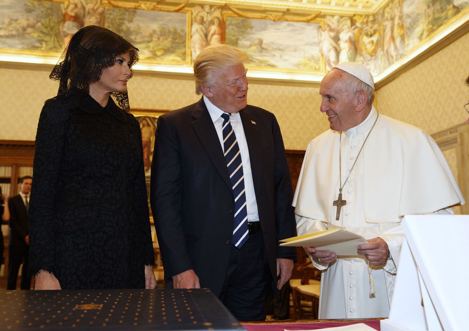 &nbsp;Papa Francesco scambia regali con il presidente degli Stati Uniti Donald Trump e la moglie Melania Trump (Afp)