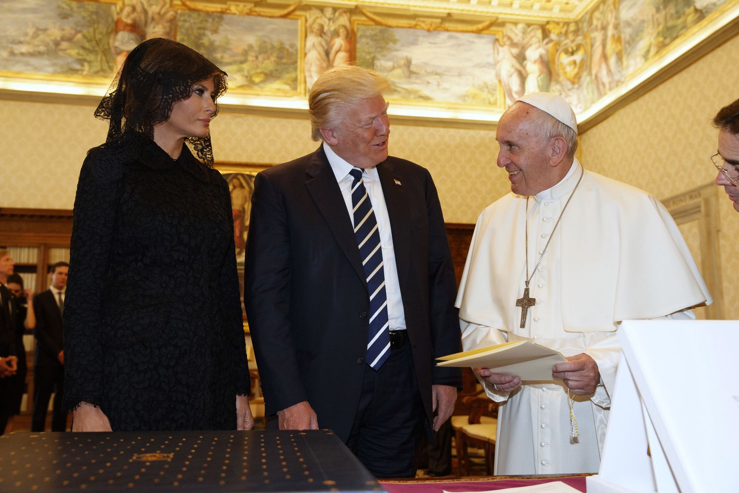 &nbsp;Papa Francesco scambia regali con il presidente degli Stati Uniti Donald Trump e la moglie Melania Trump (Afp)