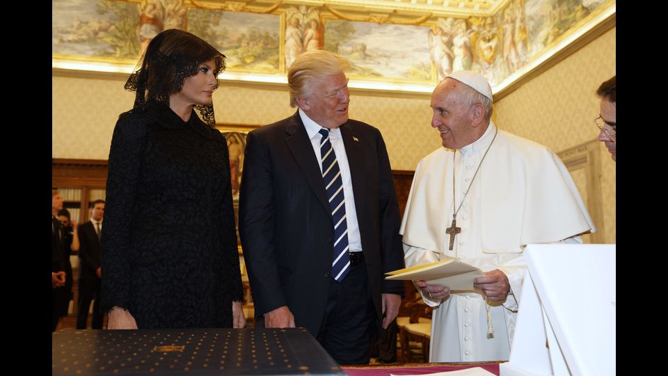 Papa Francesco ha donato al presidente degli Stati Uniti Donald Trump e alla moglie Melania una copia dell'enciclica Laudato Si' dedicata all'ecologia. (Afp)