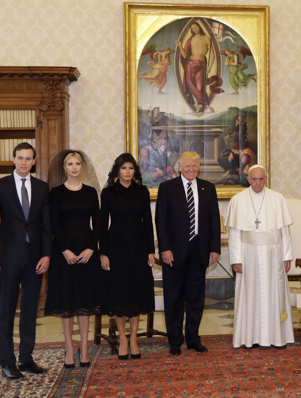 &nbsp;Papa Francesco con il presidente degli Stati Uniti Donald Trump, la moglie Melania, la figlia Ivanka e il genero e consigliere senior della Casa Bianca Jared Kushner(Afp)