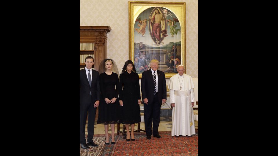 &nbsp;Papa Francesco con il presidente degli Stati Uniti Donald Trump, la moglie Melania, la figlia Ivanka e il genero e consigliere senior della Casa Bianca Jared Kushner(Afp)