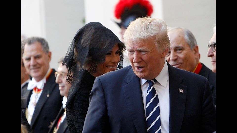 &nbsp;Il presidente Usa Donald Trump e sua moglie Melania arrivano al Vaticano per un incontro con Papa Francesco (Afp)