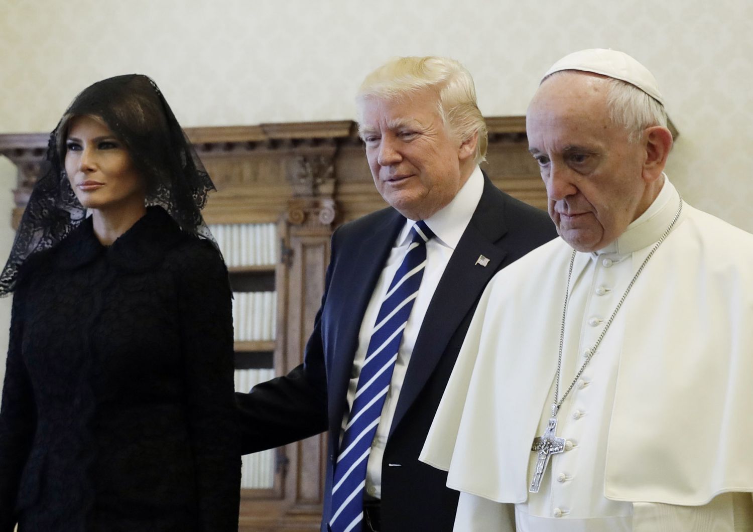 Papa Francesco insieme al presidente degli Stati Uniti Donald Trump e sua moglie Melania, in occasione di un incontro in Vaticano (Afp)