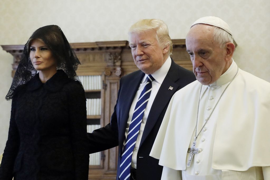 Papa Francesco insieme al presidente degli Stati Uniti Donald Trump e sua moglie Melania, in occasione di un incontro in Vaticano (Afp)