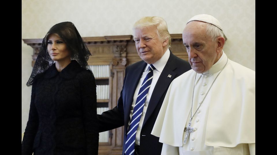 Papa Francesco insieme al presidente degli Stati Uniti Donald Trump e sua moglie Melania, in occasione di un incontro in Vaticano (Afp)