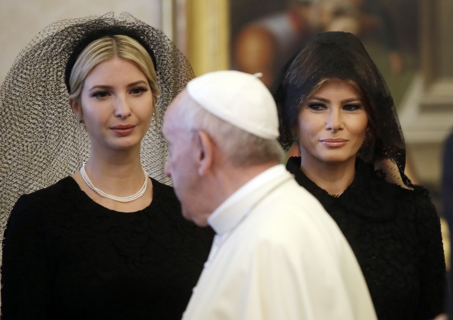 &nbsp;Papa Francesco con Melania Trump e la figlia del presidente americano Ivanka (Afp)