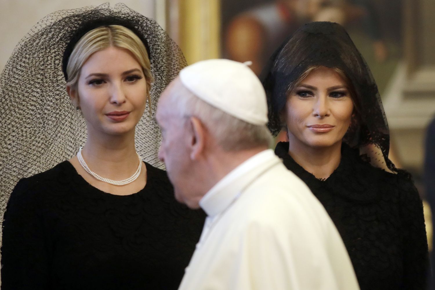 &nbsp;Papa Francesco con Melania Trump e la figlia del presidente americano Ivanka (Afp)
