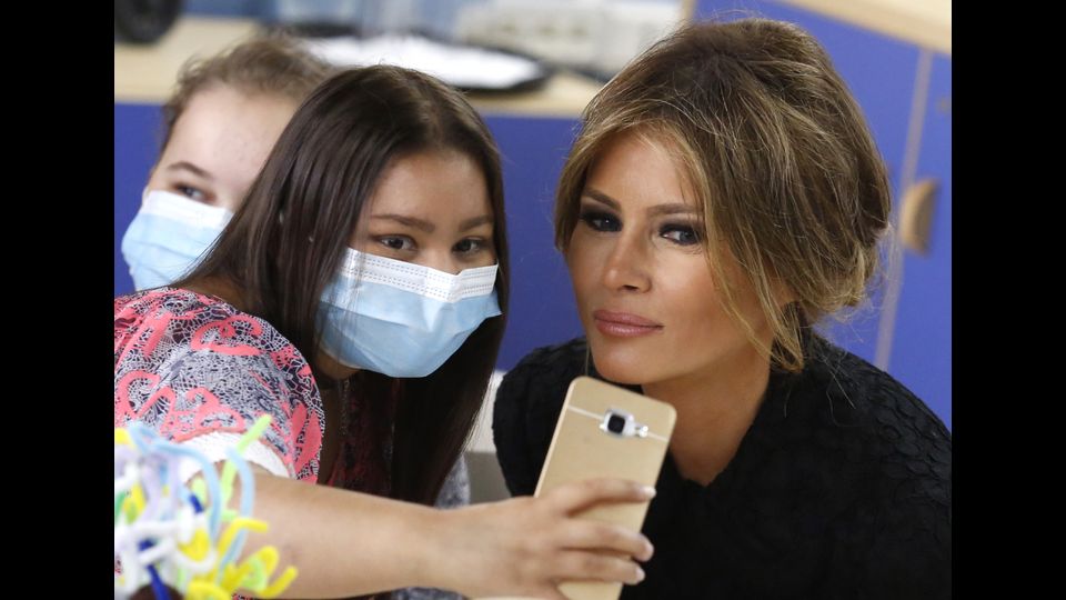 Melania Trump con una paziente durante una visita all'ospedale pediatrico Bambin Ges&ugrave; a Roma&nbsp;