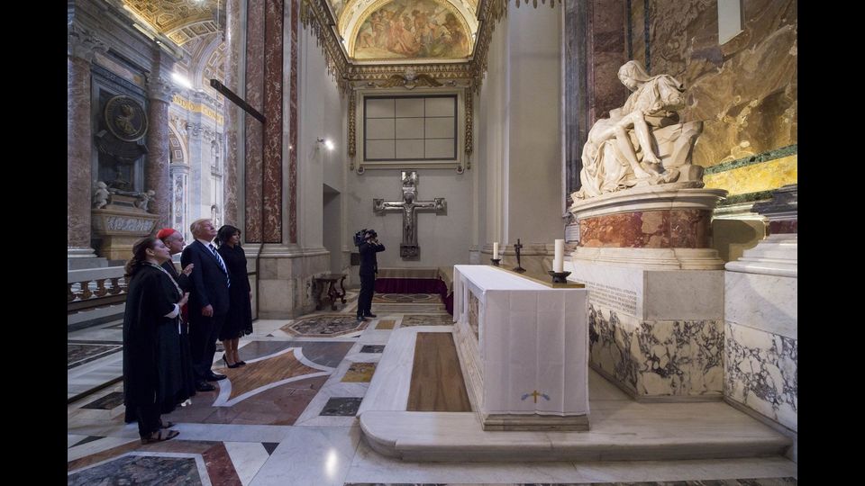 La famiglia Trump durante la visita alla Basilica di San Pietro