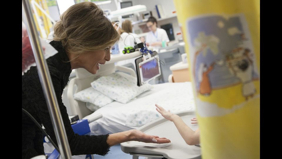 Melania Trump con i giovani pazienti durante una visita all'ospedale pediatrico Bambin Ges&ugrave; a Roma&nbsp;