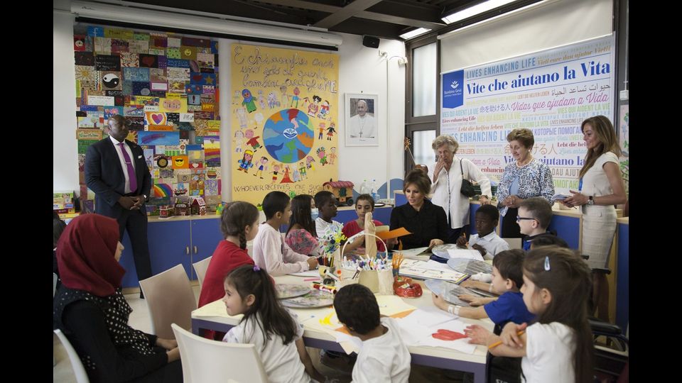 Melania Trump con i giovani pazienti durante una visita all'ospedale pediatrico Bambin Ges&ugrave; a Roma&nbsp;
