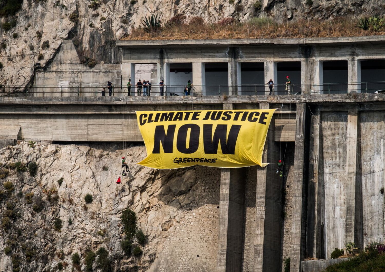 Blitz di Greenpeace a Taormina a favore del clima (Agf)