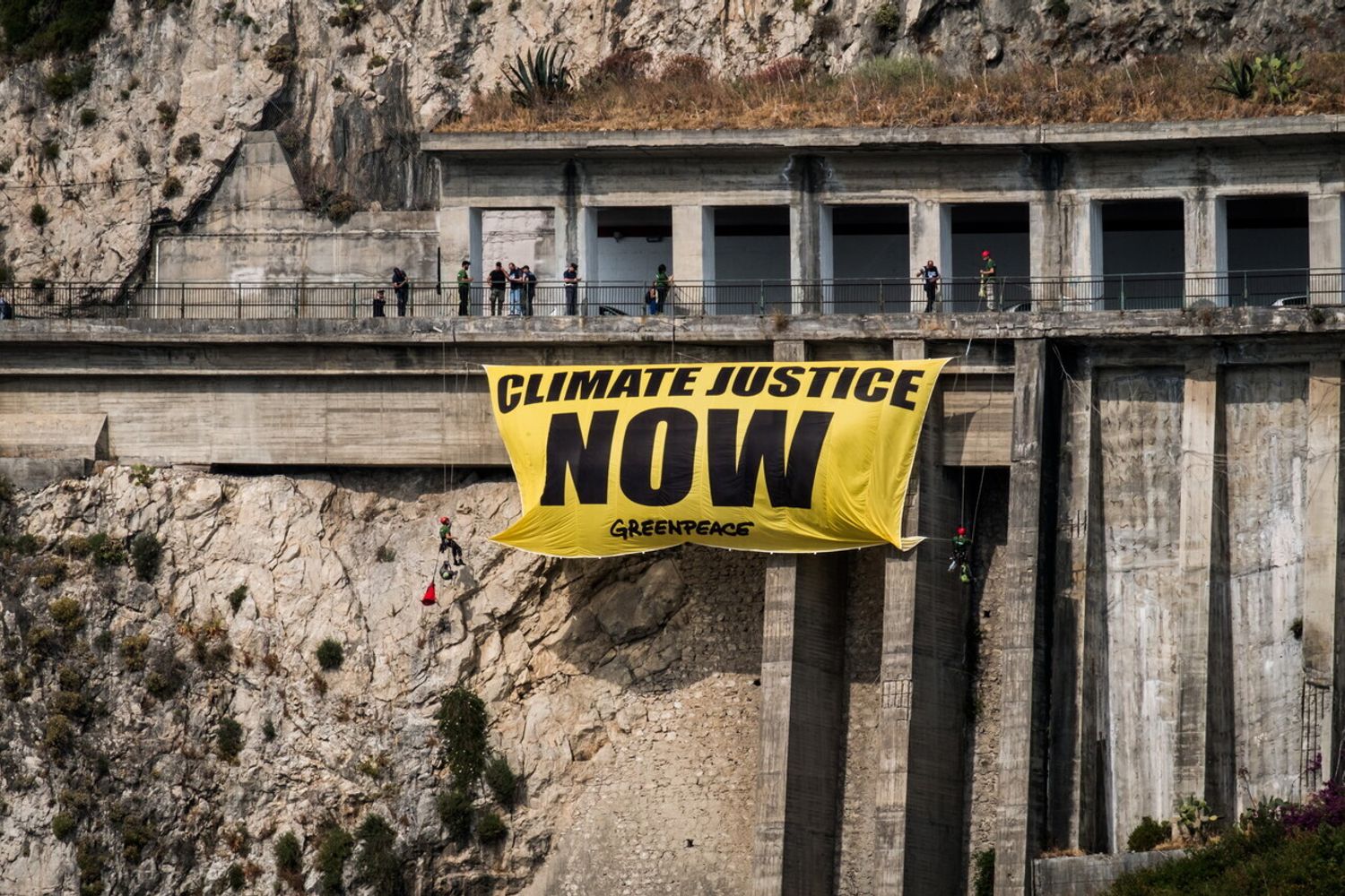 Blitz di Greenpeace a Taormina a favore del clima (Agf)